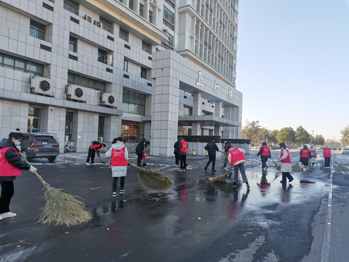 清理校园道路积雪 保障师生平安出行——亚新（中国）官方网站开展劳动教育活动