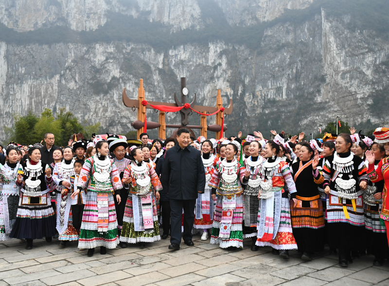 2月3日至5日，中共中央总书记、国家主席、中央军委主席习近平来到贵州考察调研，看望慰问各族干部群众，向全国各族人民致以美好的新春祝福。这是3日下午，习近平在毕节市黔西县新仁苗族乡化屋村考察结束时，乡亲们依依不舍簇拥着总书记，齐唱苗家留客歌。新华社记者 谢环驰 摄